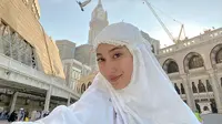 Naomi Zaskia tengah menjalankan ibadah umrah, tampil cantik dengan hijab. (Sumber: Instagram/@naonomnom)