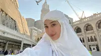 Naomi Zaskia tengah menjalankan ibadah umrah, tampil cantik dengan hijab. (Sumber: Instagram/@naonomnom)