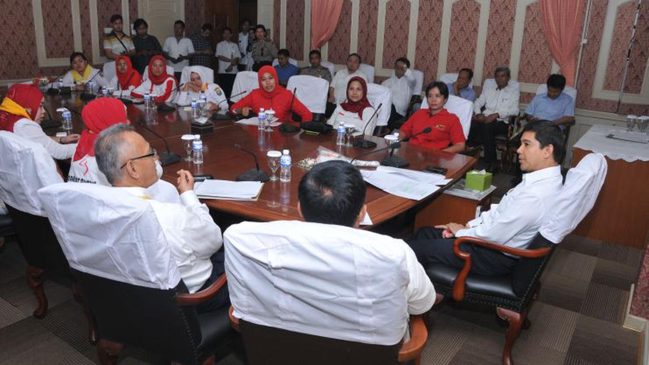 Menteri PANRB Yuddy Chrisnandi mengadakan dialog dengan perwakilan Bidan PTT dari berbagai provinsi Indonesia di Kantor Kementerian PANRB, Senin (28/9/2015).