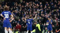 Gelandang Chelsea, Cesc Fabregas, menyapa suporter usai melawan Nottingham Forest pada laga Piala FA di Stadion Stamford Bridge, Sabtu (5/1/). Laga yang dimenangi The Blues dengan skor 2-0 merupakan yang terakhir bagi Fabregas. (AP/Adrian Dennis)