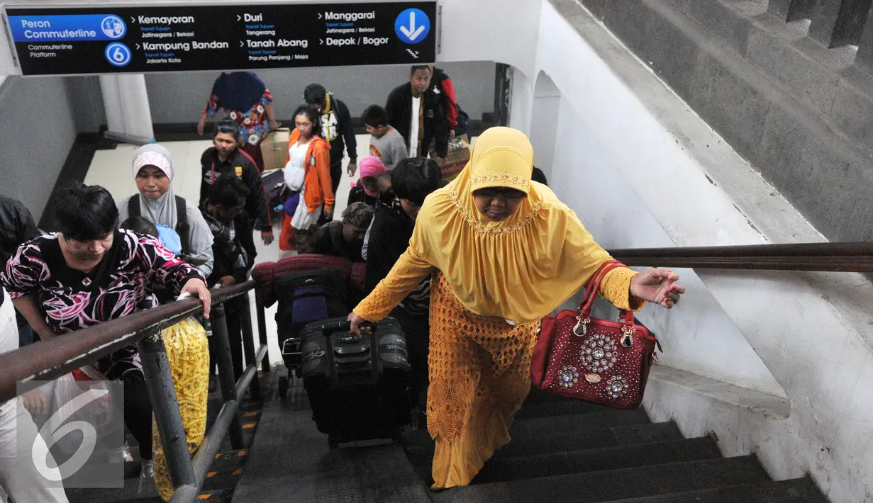 Para pemudik berjalan menaiki anak tangga saat tiba di Stasiun Senen, Jakarta, Senin, (20/7/2015). Dipredeksikan puncak arus balik di stasiun pasar senen akan terjadi pada hari Selasa atau Rabu. (Liputan6.com/Herman Zakharia)
