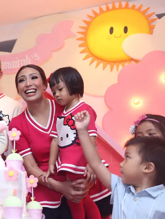 Aktris Ayu Dewi baru saja merayakan hari ulang tahun anaknya, Aqilah Dewi Humaira yang ke-3 tahun. (Andy Masela/Bintang.com)