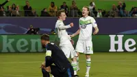 Pemain Wolfsburg melakukan selebrasi usai cetak gol ke gawang Madrid (Reuters)