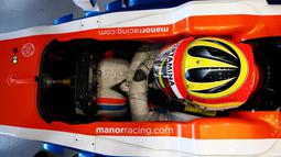 Rio Haryanto di dalam kokpit MRT05 Manor Racing jelang latihan bebas F1 GP Australia di Sirkuit Albert Park, Australia, Jumat (18/3/2016). (Bola.com/Manor Racing)