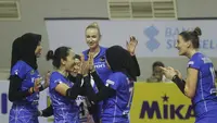 Selebrasi tim voli putri Jakarta Pertamina Fastron saat melawan Jakarta BIN yang berlangsung di Palembang, Jumat (20/1/2023). Jakarta Pertamina Fastron berhasil mengumpulkan nilai 13, unggul empat angka dari juara bertahan Bandung Bjb Fastron. (Dok. Proliga)