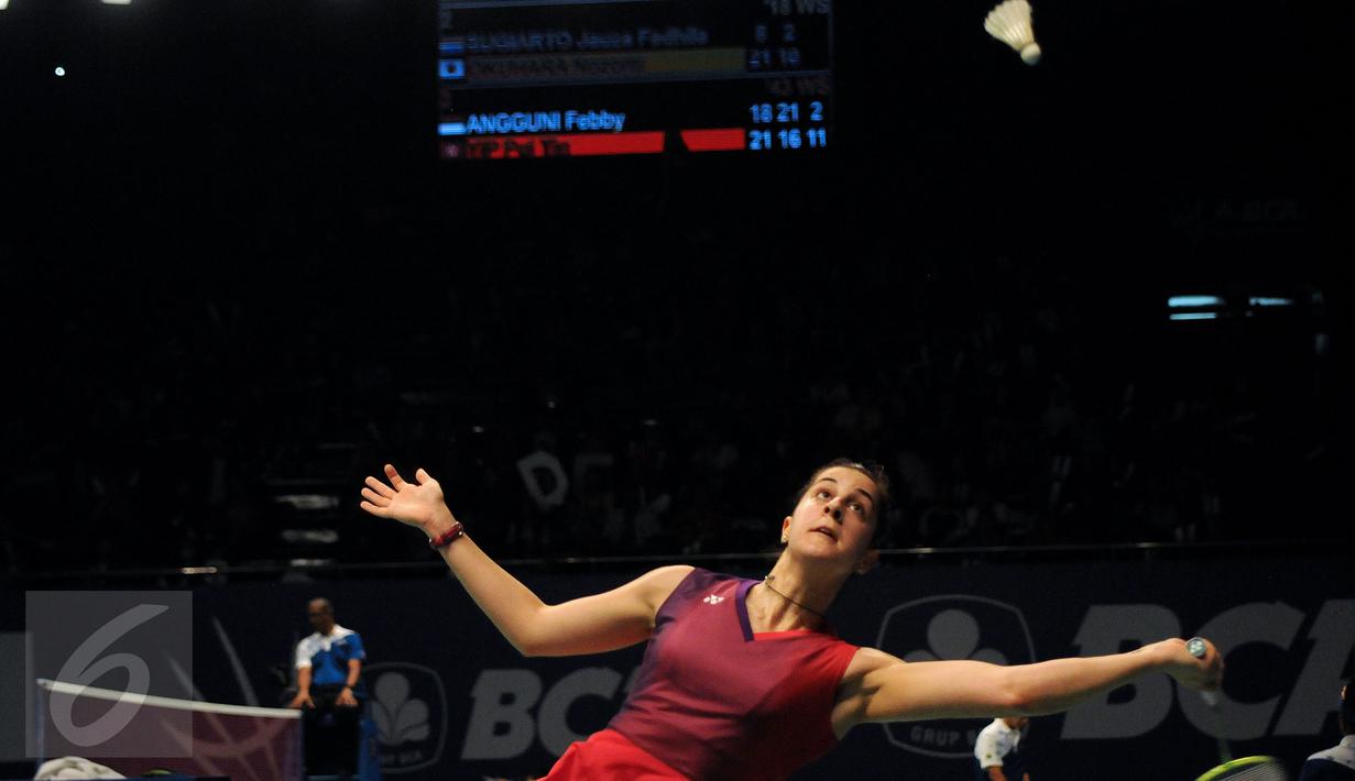 Pebulutangkis tunggal puteri Spanyol, Carolina Marin berusaha mengembalikan bola saat laga melawan Hera Desi (Indonesia) di BCA Indonesia Open 2016 di Istora Senayan Jakarta, Selasa (31/5/2016). (Liputan6.com/Helmi Fithriansyah)