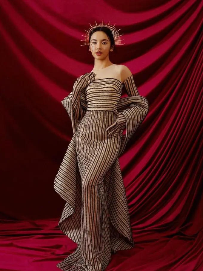 8 Gaya Pemotretan Terbaru Lyodra Ginting Pakai Dress dan Headpiece, Menawan bak Dewi