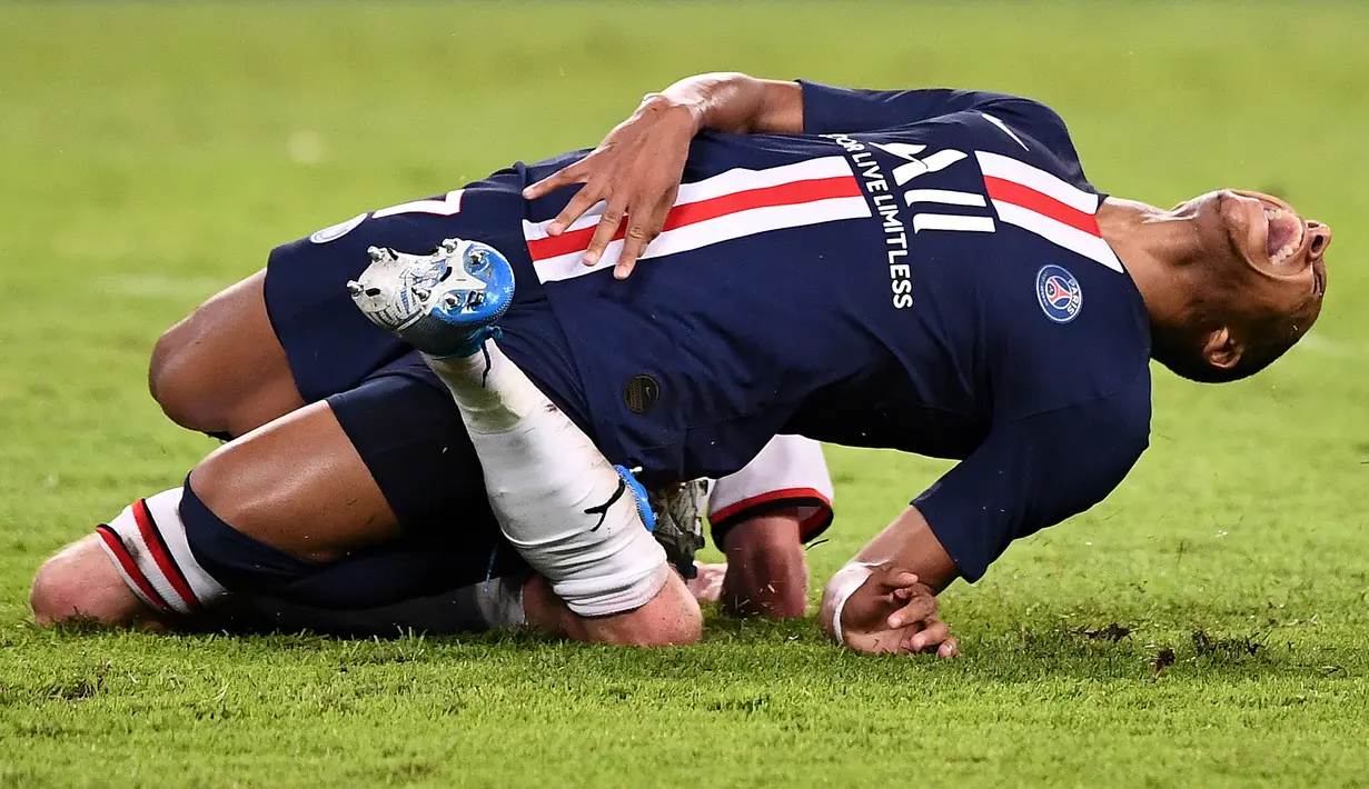 Striker PSG, Kylian Mbappe, dijatuhkan oleh gelandang Rennes, Benjamin Bourigeaud, pada laga Piala Super Prancis di Stadion Shenzhen, China, Sabtu (3/8). PSG menang 2-1 atas Rennes. (AFP/Franck Fife)