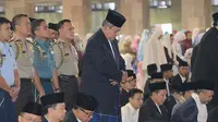 SBY tampak melakukan salat sunnah terlebih dahulu saat tiba di masjid Istiqlal (Liputan6.com/Johan Tallo)