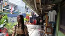 Seorang siswa tampak melintas di dalam Rusun Karang Anyar di kawasan Sawah Besar, Jakarta, Rabu (16/9/2015). Pemprov DKI berencana merevitalisasi Rusunawa Karang Anyar. (Liputan6.com/Gempur M Surya) 