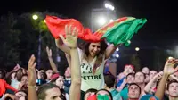 Para pendukung Portugal merayakan keberhasilan tim nasional mereka menjuarai Piala Eropa 2016. (AFP/Alain Jocard)