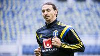 Zlatan Ibrahimovic, Pemegang sabuk hitam taekwondo ini selain mempunyai prestasi membanggakan di dunia sepakbola, ia memiliki perjalanan karir yang buruk bila soal terlibat perkelahian saat berkaos AC Milan dan Timnas Swedia. (REUTERS/Pontus Lundahl)