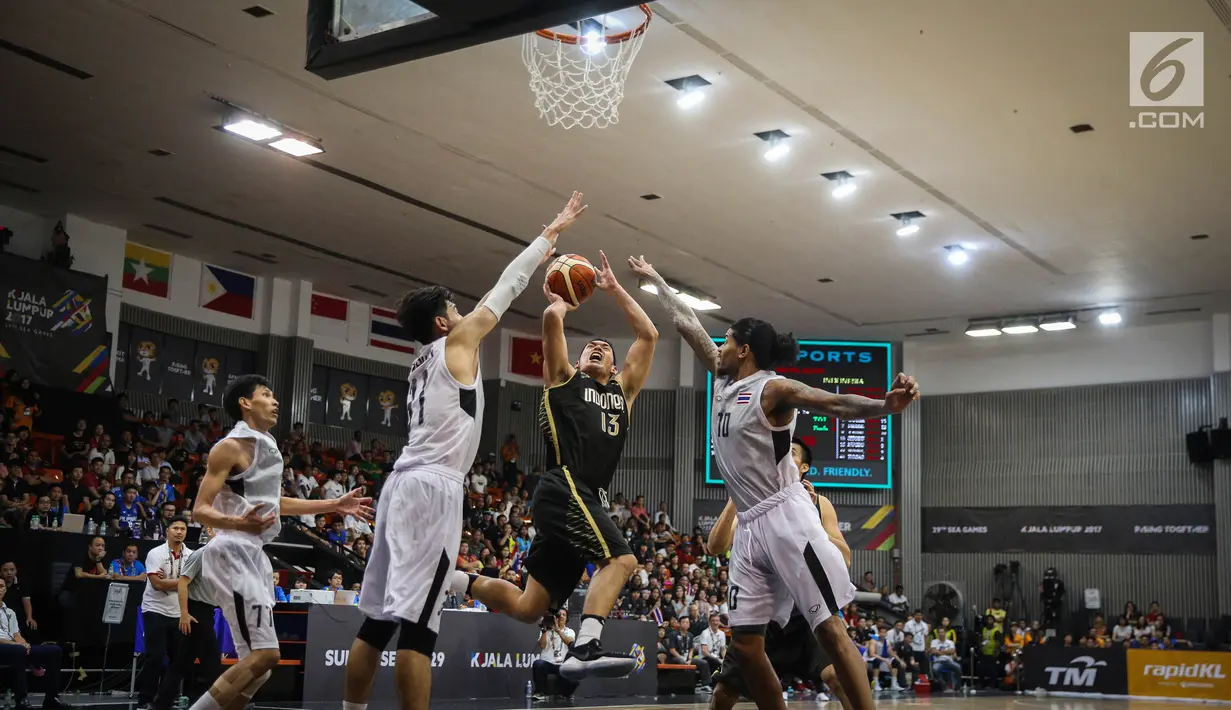 Pebasket putra Indonesia Engulo Ebrahim Loez berebut bola dengan pebasket Thailand pada semifinal SEA Games 2017 di MABA Stadium, Kuala Lumpur, Jumat (25/8). Tim Basket Indonesia menang atas Thailand dengan skor 79-74. (Liputan6.com/Faizal Fanani)