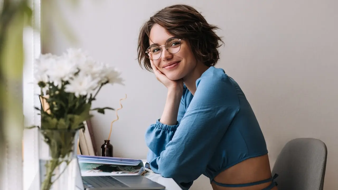 cantik tersenyum baju biru bahagia