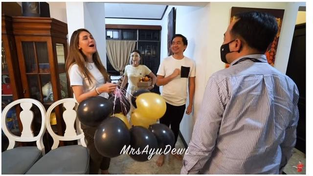 7 Momen Ayu Dewi dan Suami Rayakan Ultah Pernikahan ke-8, Penuh Kebahagiaan