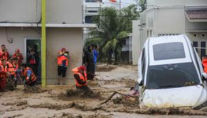 Tim penyelamat memegang tali dalam upaya mengevakuasi kendaraan dan warga yang terjebak banjir di Padang, Provinsi Sumatera Barat pada Kamis 27 November 2025. Badan Penanggulangan Bencana Daerah (BPBD) Kota Padang, Sumatra Barat melaporkan, total 27.433 warga terdampak banjir akibat hujan deras yang mengguyur wilayah tersebut sejak awal pekan lalu. (REZAN SOLEH/AFP)