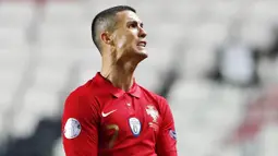 Cristiano Ronaldo - CR7 merupakan top skor Euro 2020 sejauh ini dengan torehan 5 gol. Namun sayang mega bintang Juventus itu tak bisa membawa Portugal melewati adangan Belgia di babak 16 besar Euro 2020. (AP/Armando Franca)