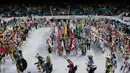 Para penari asli Amerika bersiap untuk berpartisipasi dalam Grand Entry of the Denver March Powwow di Denver, Colorado (24/3). Para penari mengenakan pakaian tradisional serta hiasan kepala, sepatu dan syal dari sukunya masing-masing. (AFP/Jason Connolly)
