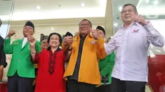 Ketua Umum PDIP Megawati Soekarnoputri (kedua kiri) bersama Plt Ketua Umum PPP Mardiono (kiri), Ketua Umum Perindo Hary Tanoesoedibjo dan Ketua Umum Hanura Oesman Sapta Odang bergandeng tangan usai menggelar pertemuan di kantor DPP PDIP, Jakarta, Senin (4/9/2023). (Liputan6.com/Angga Yuniar)