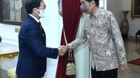 Presiden Joko Widodo atau Jokowi menerima kunjungan kehormatan Menteri Luar Negeri (Menlu) Vietnam, Bui Thanh Son, dan delegasi di Istana Merdeka Jakarta, Rabu (20/7/2022).