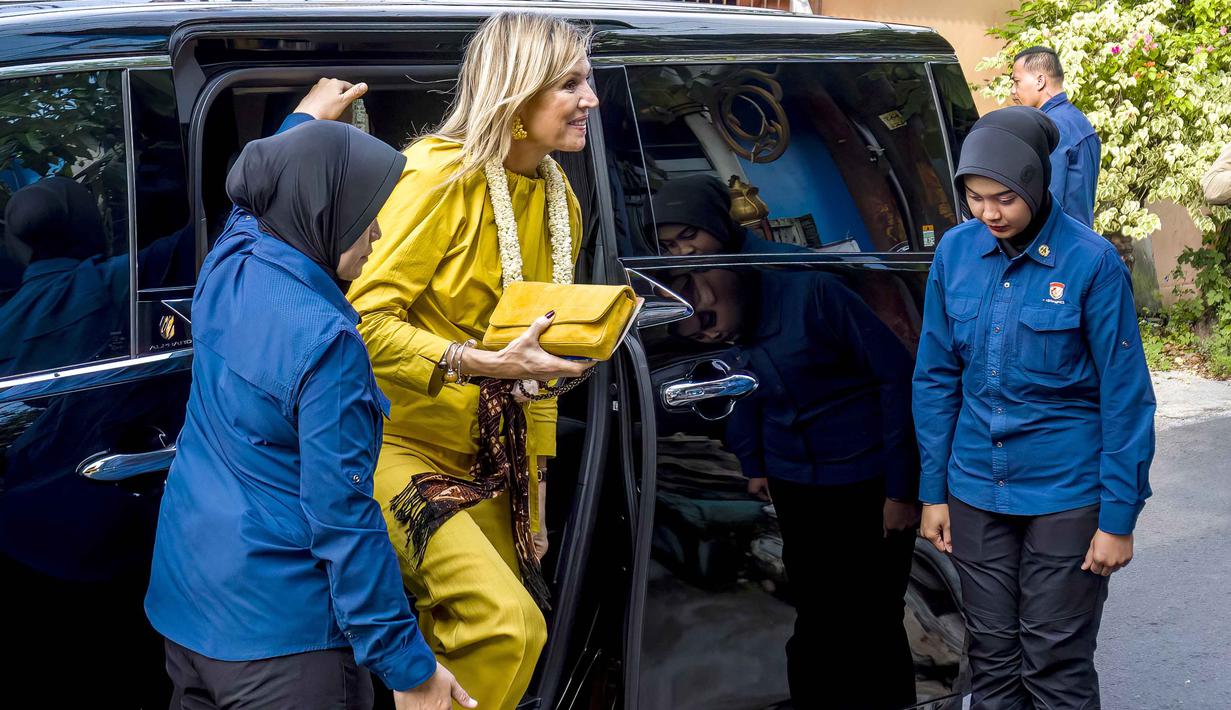 Kunjungan ini merupakan bagian dari peran Ratu Maxima sebagai Utusan Khusus Sekretaris Jenderal PBB untuk Inklusi Keuangan (UNSGSA). Tampak dalam foto, Ratu Maxima dari Belanda, dalam kapasitasnya sebagai Advokat Khusus Sekretaris Jenderal PBB untuk Keuangan Inklusif untuk Pembangunan (UNSGSA), tiba di Kampung Batik Laweyan di Surakarta, Jawa Tengah, pada Selasa 25 November 2025. (DEVI RAHMAN/AFP)