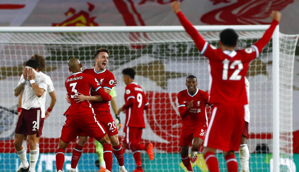 Para pemain Liverpool merayakan gol yang dicetak oleh Diogo Jota ke gawang Arsenal pada laga Liga Inggris di Stadion Anfield, Senin (28/9/2020). Liverpool menang dengan skor 3-1. (Jason Cairnduff/Pool via AP)