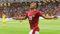 Irfan Jaya - Winger Indonesia ini adalah lawan utama Teerasil Dangda dalam perebutan gelar top skor Piala AFF 2020. Sejauh ini pemain PSS Sleman itu telah mencetak tiga gol. Irfan berpeluang menyamai torehan gol Dangda atau bahkan melampauinya di partai puncak. (AFP/Roslan Rahman)