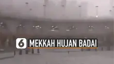Terlihat langit mendung dan air hujan mengguyur Ka'bah beberapa hari lalu.