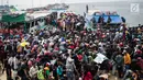 Wisatawan yang akan berlibur mengantre untuk menaiki kapal di Pelabuhan Kali Adem, Muara Angke, Jakarta, Sabtu (8/6/2019). Beberapa pulau di wilayah Kepulauan Seribu menjadi pilihan favorit banyak warga Ibu Kota dan sekitarnya yang memanfaatkan momen liburan Lebaran. (Liputan6.com/Faizal Fanani)