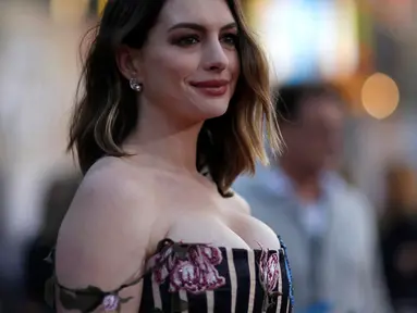 Artis Anne Hathaway berpose saat menghadiri pemutaran film perdana " Alice Through the Looking Glass" di El Capitan teater di Hollywood, AS, (23/5). Anne Hatway berperan sebagai Mirana of Marmoreal, the White Queen. (REUTERS/Mario Anzuoni)