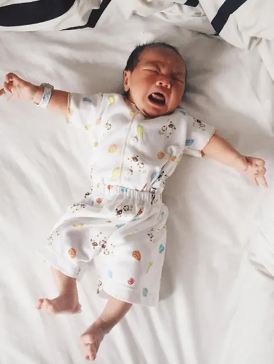 Kini kebahagiaan Ricky Harun dan Herfiza terasa lengkap, Athaya Akyza Pratama telah lahir  dan melengkapi keluarga kecil Ricky Harun dan Herfiza Novianti. (viainstagram@rickyharun/Bintang.com)