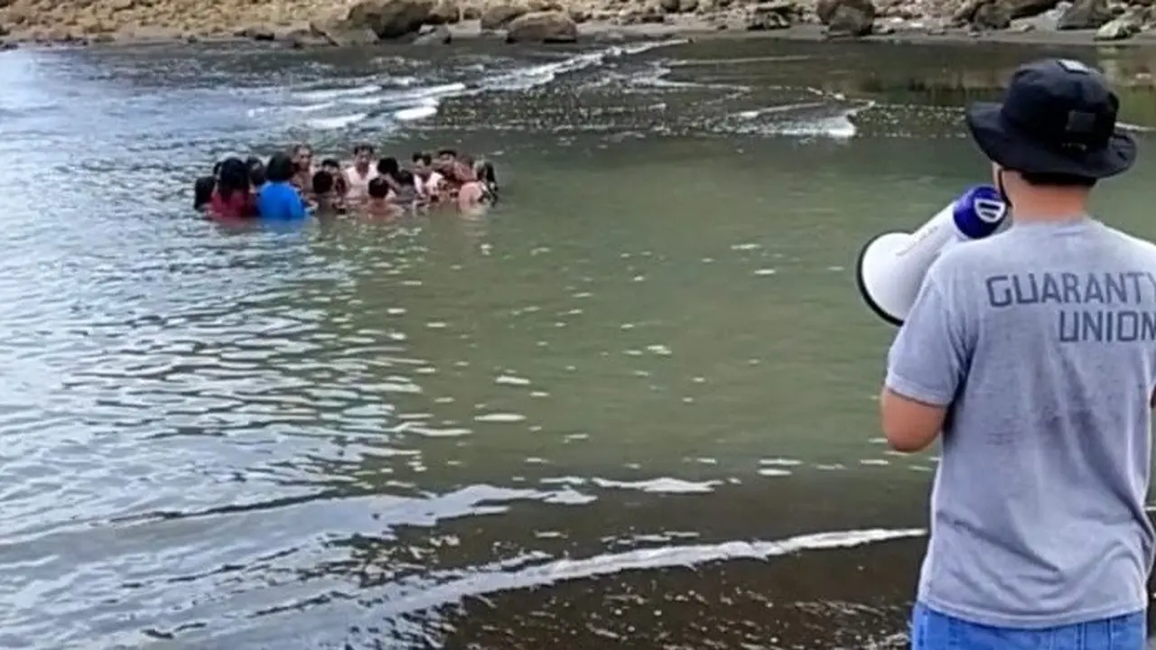 Aparat Kepolisian Jember minta masyarakat yang menggelar ritual di pantaai Watu Ulo untuk membubarkan diri. (Istimewa)