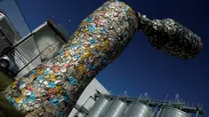 Patung 'Bottle and glass' setinggi lima meter dipajang di Niksic, Montenegro, Senin (31/10). Patung karya seniman Nikola Simanic dan Marko Petrovic Njegos itu terbuat dari ribuan kaleng bir. (REUTERS / Stevo Vasiljevic)