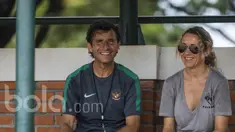 Pelatih Timnas Indonesia, Luis Milla, kedatangan tamu istimewa yakni sang istri, Maria Luisa, saat seleksi Timnas Indonesia U-22 di Lapangan SPH Karawaci, Banten, Rabu (8/3/2017). (Bola.com/Vitalis Yogi Trisna)
