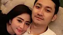 Siapa sih yang tidak iri jika melihat kemesraan Dewi Perssik dan Angga. Depe tampak bermanja-manjaan dengan sang suami. (Foto: instagram.com/anggawijaya88)