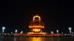 Sebuah "keranjang bunga" di Lapangan Tian'anmen di Beijing, ibu kota China (24/9/2020). Dekorasi setinggi 18 meter berbentuk keranjang bunga itu ditempatkan di tengah Lapangan Tian'anmen untuk menyambut masa libur Hari Nasional China mendatang. (Xinhua/Chen Zhonghao)