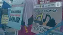Aktivis dari Koalisi Rakyat untuk Keadilan Perikanan (KIARA) membawa poster saat berunjuk rasa di depan Balai Kota DKI Jakarta, Rabu (15/7/2020). Mereka menolak reklamasi Ancol dengan menuntut Gubernur DKI Jakarta segera mencabut Kepgub Nomor 237 Tahun 2020. (merdeka.com/Imam Buhori)