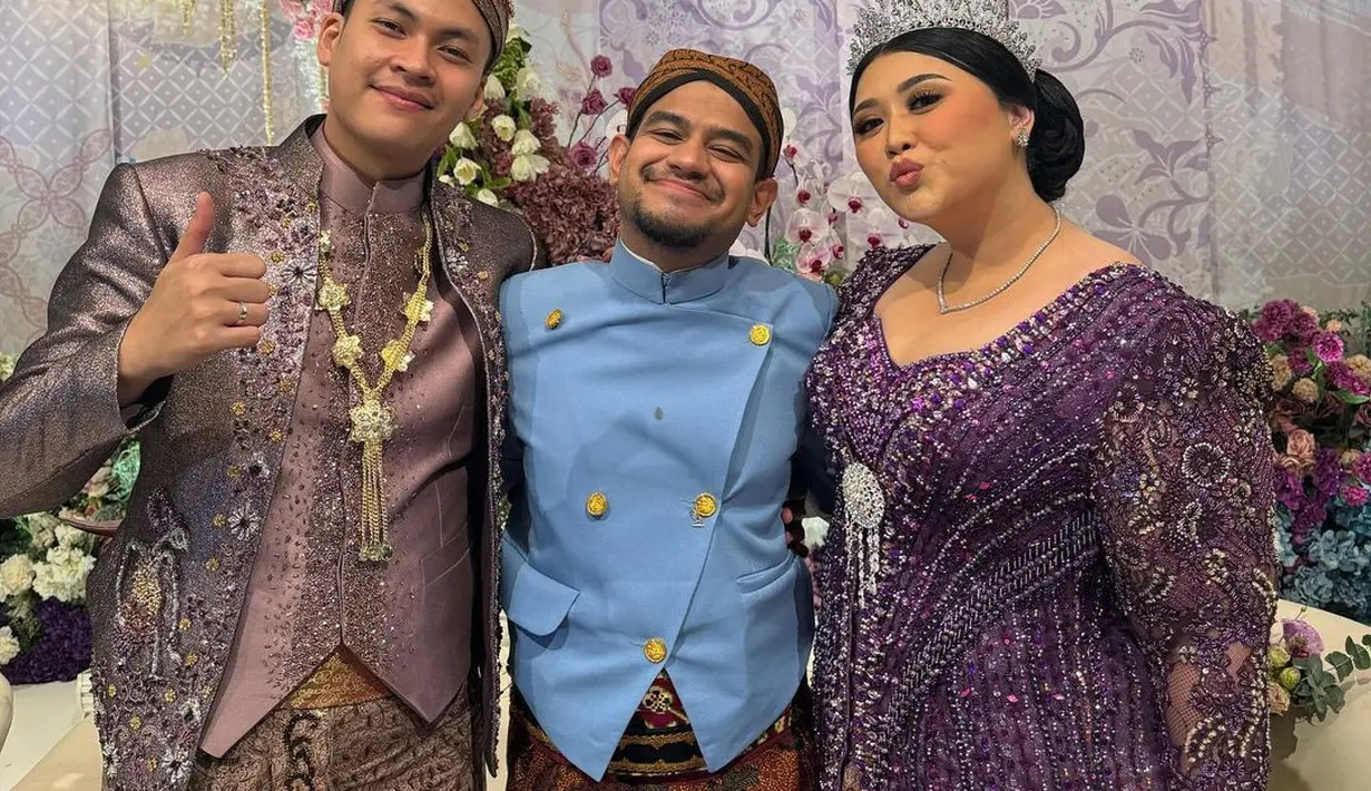 Walaupun tak berhenti menangis terharu, Fadil Jaidi tampil gagah mengenakan padu padan beskap hitam dan kain batik sebagai bawahan, serta blangkon dan selopnya. [Foto: Instagram/fadiljaidi]