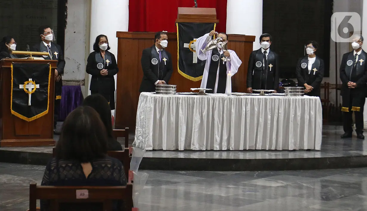 Suasana prosesi ibadah misa Jumat Agung pada rangkaian Hari Raya Paskah di Gereja Immanuel, Jakarta, Jumat (2/4/2021). Perayaan Jumat Agung tersebut mengajak umat kristiani mengenang wafatnya Isa Almasih. (Liputan6.com/Herman Zakharia)