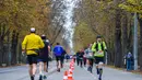 Para pelari berkompetisi dalam Vienna City Marathon (VCM) Tribute to Eliud - Vienna Race di Wina, Austria (12/10/2020). Pemegang rekor dunia maraton asal Kenya Eliud Kipchoge menjadi orang pertama yang menempuh jarak maraton 42,2 km di Wina pada 12 Oktober 2019. (Xinhua/Guo Chen)