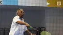 Menteri PUPR, Basuki Hadimuljono mengembalikan kok saat bertanding bulu tangkis disela kunjungannya di Training Facility Gelora Bung Karno Jakarta, Kamis (10/5). Basuki meninjau kesiapan fasilitas dan prasarana Asian Games 2018 (Liputan6.com/Angga Yuniar)