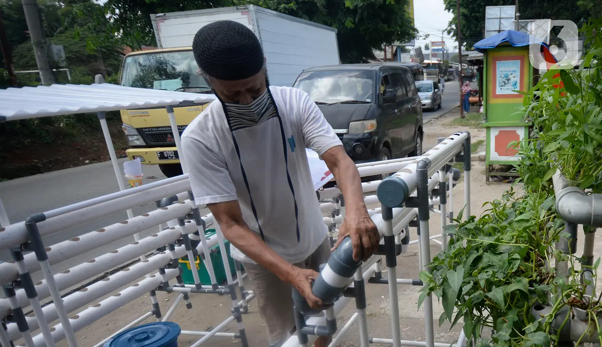 Jalan Raya Parung-Gunung Sindur, Bogor, Jawa Barat, Jumat (21/08/2020). Rakitan pipa PVC hidroponik dan ditambah mesin pompa air dijual dengan harga Rp 475 Ribu hingga Rp 1.3 Juta tergantung ukuran. (merdeka.com/Dwi Narwoko)