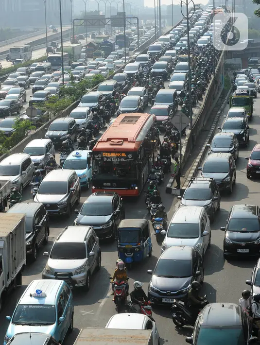 Dampak dari kemacetan yang semakin buruk di Jakarta adalah kerugian perekonomian yang juga meningkat. Kerugian dampak kemacetan lalu lintas pada 2019 sebesar Rp 71 triliun. Lonjakan sebesar sekitar Rp 30 triliun pada tahun ini, sangat mungkin terjadi. (merdeka.com/Arie Basuki)