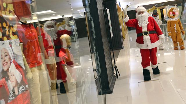 <span>Petugas yang mengenakan kostum Sinterklas berkeliling saat menghibur pengunjung di Senayan City Mall, Jakarta, Jumat (25/12/2020). Kegiatan tersebut bertujuan untuk melengkapi kebahagiaan Natal tahun 2020. (Liputan6.com/Herman Zakharia)</span>