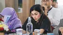 Pilihan outfit ini tidak hanya mencerminkan selera fashion yang tinggi, tetapi juga kepribadian yang berwibawa dan profesional, sesuai dengan peran pentingnya di parlemen.  [@nissyaa].
