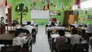 Siswa mengikuti kegiatan belajar mengajar tanpa ada guru yang hadir di SDN Pondok Cina 1, Depok, Jawa Barat, Senin (14/11/2022). Meski tanpa ada guru yang mengajar, anak-anak terlihat begitu antusias mengikuti seluruh rangkaian pembelajaran yang diberikan. (merdeka.com/Arie Basuki)