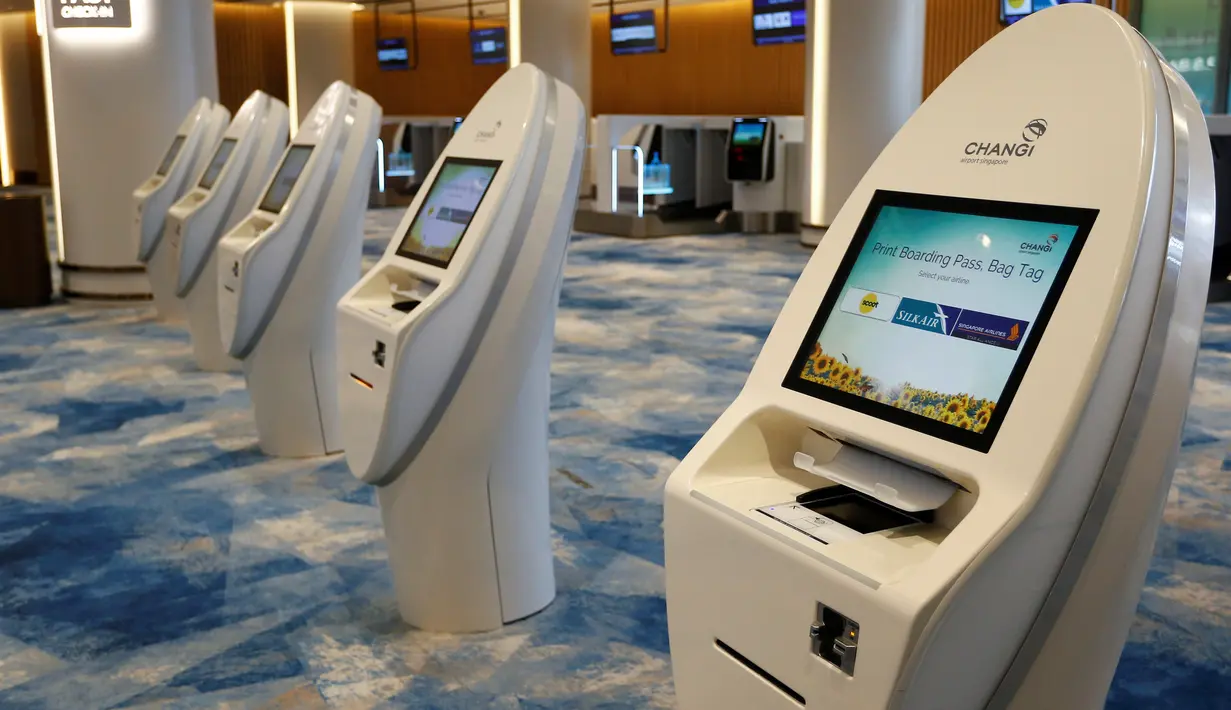 Kios check-in terlihat di Jewel Changi Airport, Singapura, 11 April 2019. Bandara ini berbentuk donat yang menghubungan tiga dari empat terminal Bandara Changi saat ini. (REUTERS/Feline Lim)