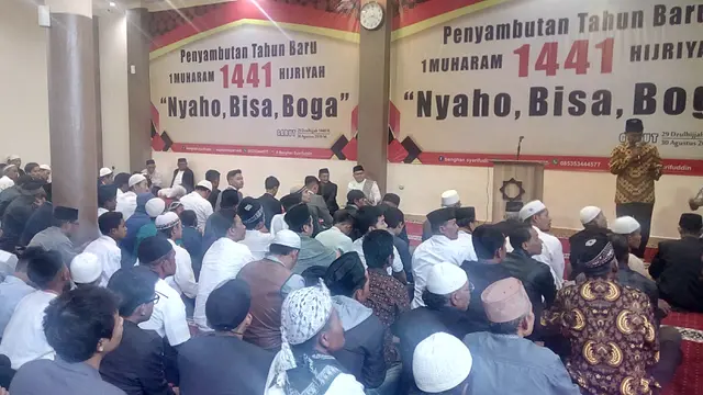 Ribuan jemaah Majelis Tarbiyah, Wanaraja, Garut, Jawa Barat tengah mengikuti tablig akbar dalam penyambutan sekaligus perayaan 1 Muharram 1441 di Garut