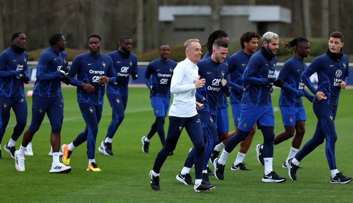 Para pemain Prancis menghadiri sesi latihan sebagai bagian dari persiapan tim untuk pertandingan kualifikasi Euro 2024 mendatang di Clairefontaine-en-Yvelines, Senin (20/3/2023). (Photo by FRANCK FIFE / AFP)