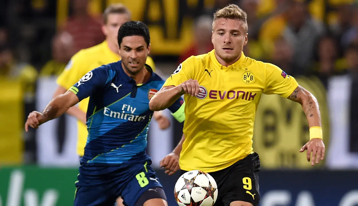 Ciro Immobile. Striker Lazio ini pernah berseragam Borussia Dortmund selama satu musim pada 2014/2015 usai didatangkan dari Torino untuk menjadi suksesor Robert Lewandowski. Ia pun langsung mewarisi jersey nomor 9. Total mencetak 10 gol dan 3 assist dari 34 laga. (AFP/Patrik Stollarz)
